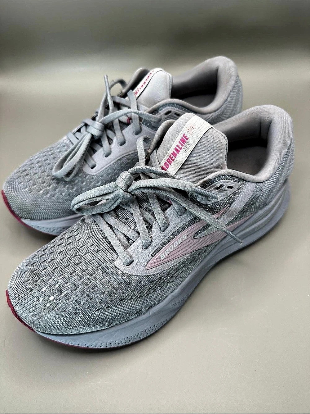 Brooks Adrenaline GTS 24 Gray/Pink Mesh Running Sneakers Wide (D) Size 8.